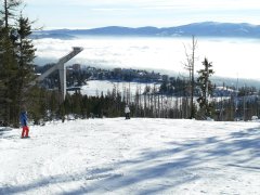 Pohľad na lyžiarsky svah, skokanský mostík a hotely na Štrbskom Plese